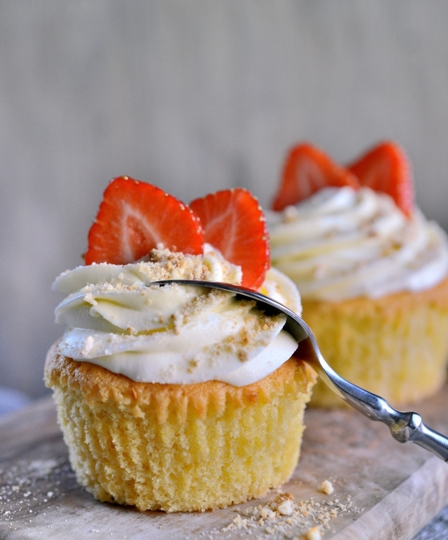 Ostekake-cupcakes med jordbær