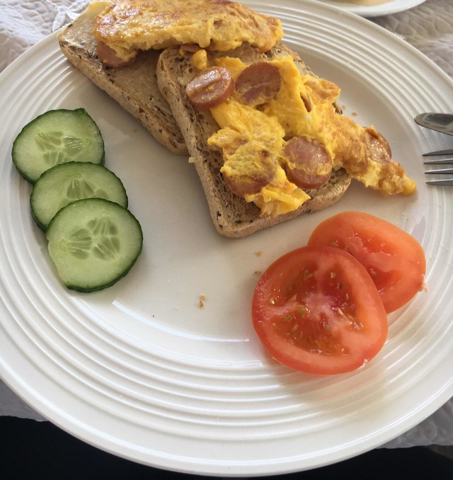 Omelett med pølse/skinke og mais!