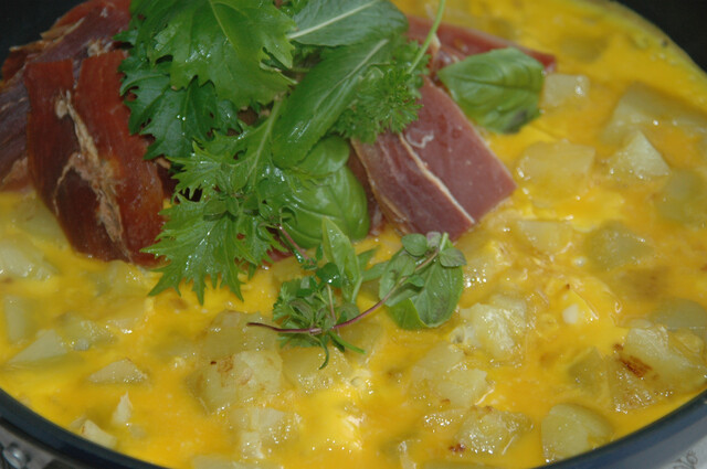 Spansk omelett med seranoskinke og salat
