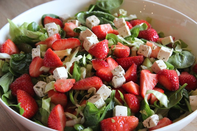 Sommerens salathit - jordbærsalat med honningvinagrett