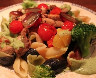 Jakob's utvalgte Conchiglie pasta med svinestrimler, kremet pestosaus, smørdampet brokkoli, bakt dulcitatomat og blå druer.