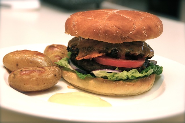 Hamburger med ovnsbakte poteter og hjemmelaget aioli.