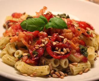 Enkel pasta med pesto, bacon og solsikkekjerner.