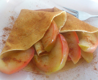 Kanelpannekaker med sitronkokte eplebåter