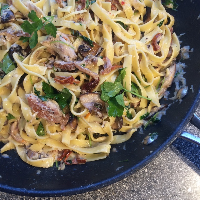 KREMET PASTA MED PEPPERMAKRELL, SOLTØRKET TOMAT OG SOPP