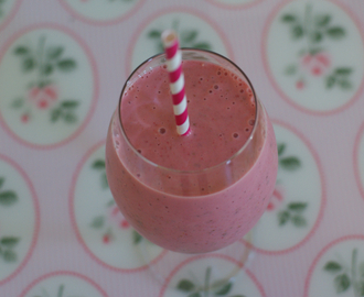 Pink smoothie & party decorations
