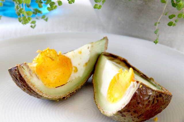 Avocado med innbakt eggekjerne