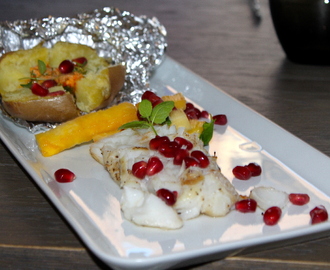 Grillet torsk med ananas og granateplesalat og bakt, grillet potet med kryddersmør