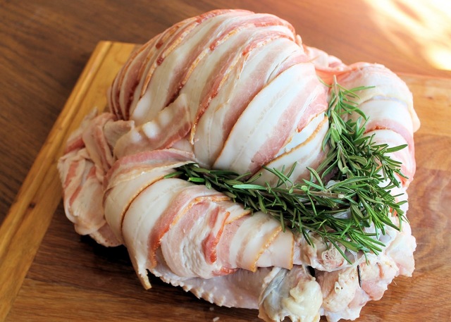 Bacontrukket kalkun med smakfullt fyll – Inspirasjon og oppskrifter til nyttårs middagen
