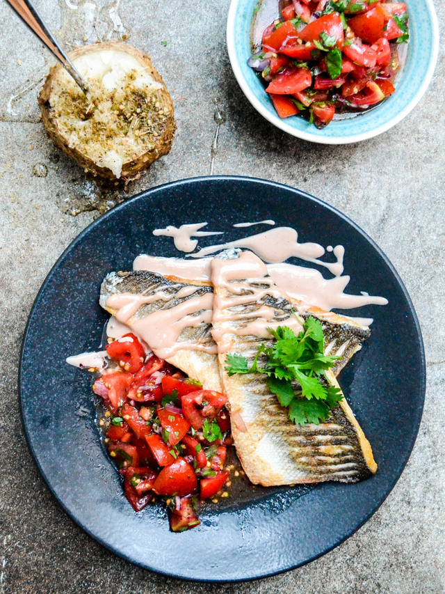 Hvit fisk med tomatsalsa og tahinisaus