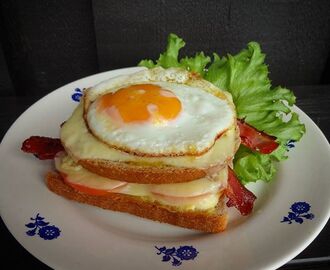 Ostesmørbrød med egg & bacon ♫♫