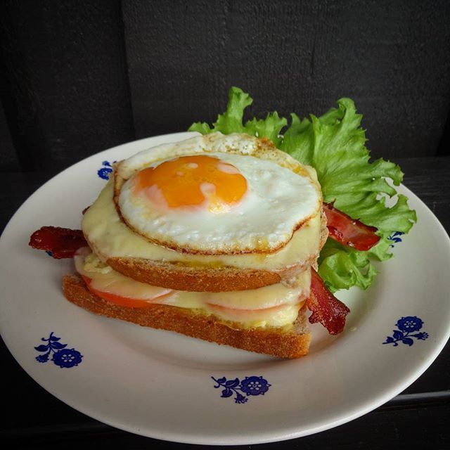 Ostesmørbrød med egg & bacon ♫♫