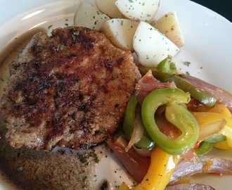 SVINESCHNITZEL AV BOGSTEK OG RATATOUILLE MED SWEET CHILISAUS