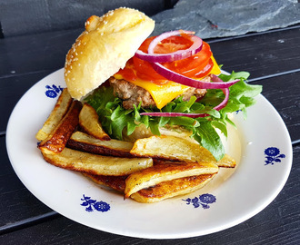 Cheeseburger med hjemmelaget hamburgerbrød og pommes frites på hyttevis ♫