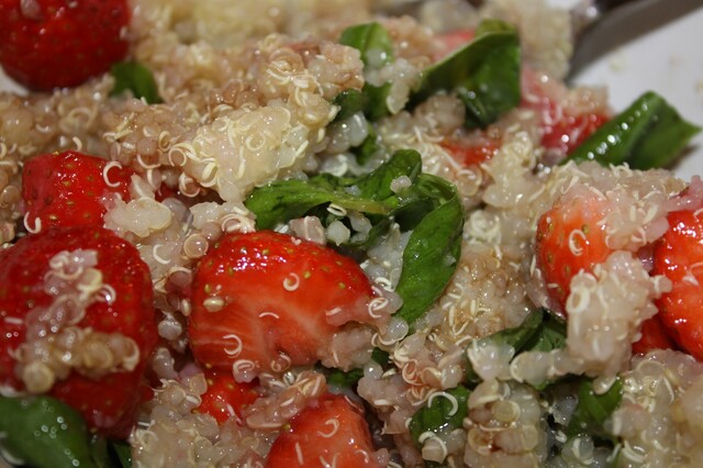 Quinoa med jordbær og basilikum