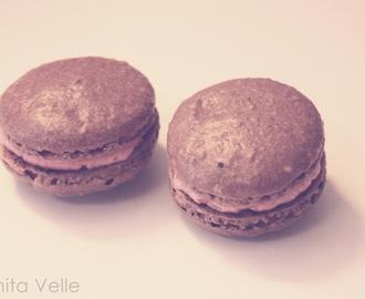 Chocolate macarons with rasberry cream