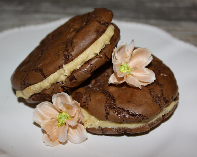 Browniekjeks med sjokoladebiter og peanøttfrosting