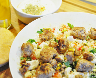 Cous-cous tabbouleh med granateple, pistasj og kjøttboller fylt med feta