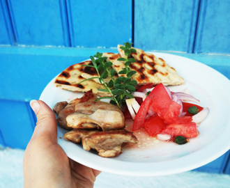 Rask og god middag: Stekt kyllinglårfilet med stekte polarbrød og tomatsalat