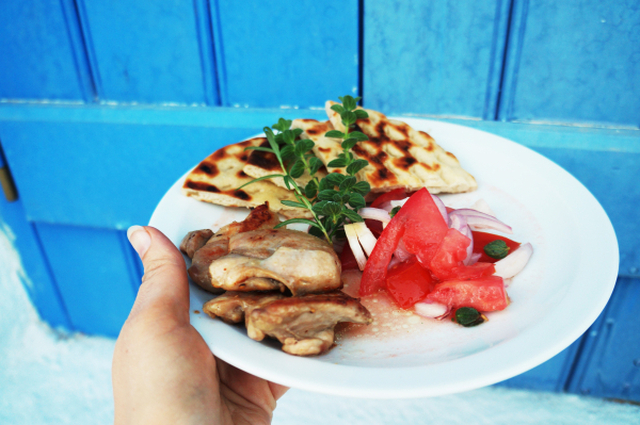Rask og god middag: Stekt kyllinglårfilet med stekte polarbrød og tomatsalat