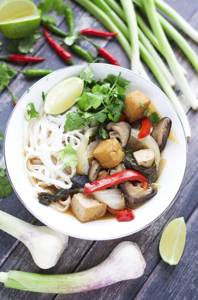 Japanskinspirert nuddelsuppe med tofu, pak choi og shiitake