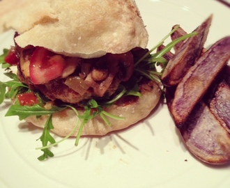 Italiensk burger med blå potetbåter