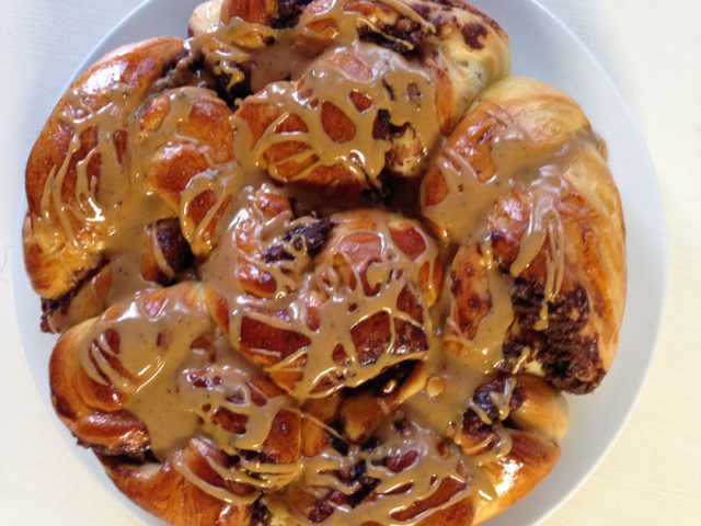 pecan brownie buns med espresso glasur