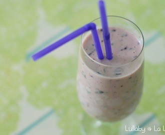 Kærnemælks smoothie med blåbær, lakrids og citron