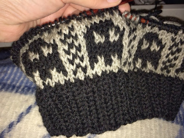 Kommet litt videre på pacman luen. / I knitted a little on the pacman hat today.