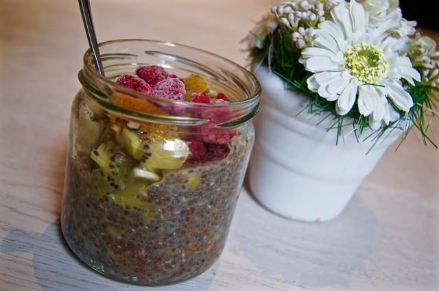 Chia porridge with banana & kiwi