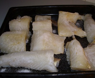 Lutefisk servert med sennepsaus og ertepure