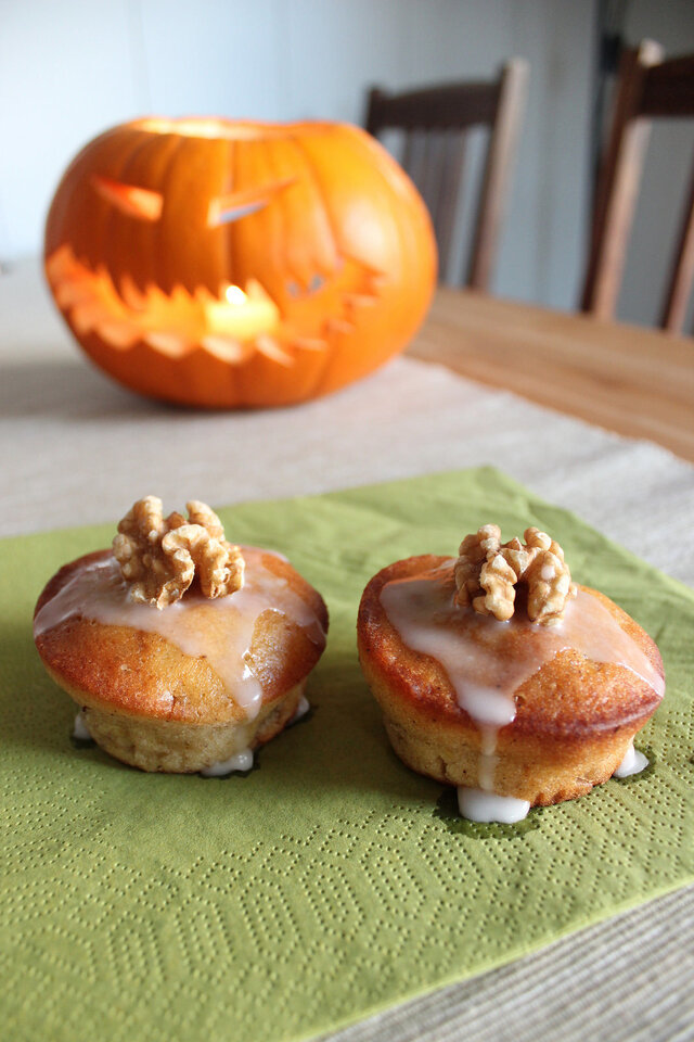 Pumpkin muffins (with walnut braaaaaaains!)