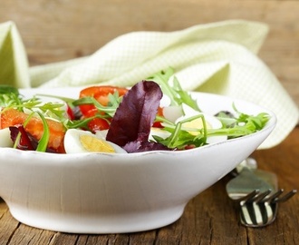 Grønn salat med laks og egg og en aldri så liten hveteøl.