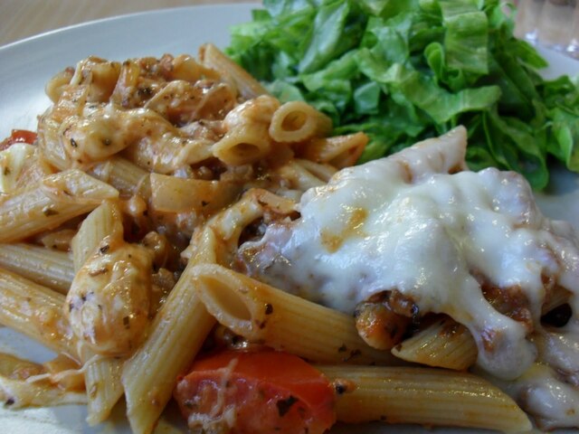 Mozzarellagratinert pasta og kjøttsaus
