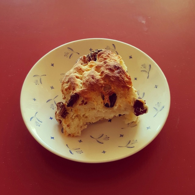 Scones med tørket fiken, tranebær og rosiner