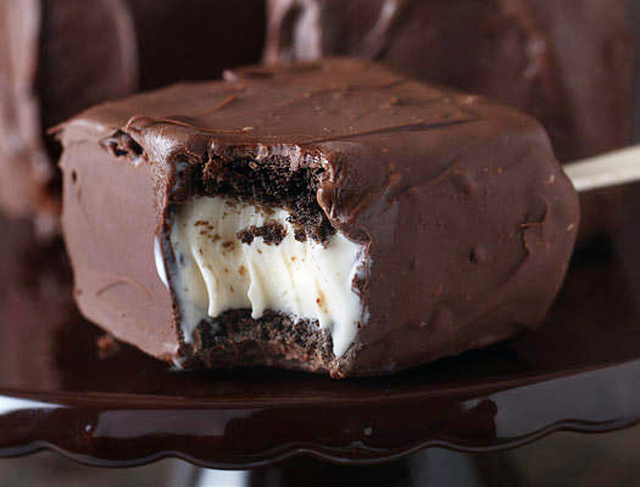 Ispinne med is, brownie og sjokoladetrekk