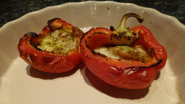 Enkel Tapas oppskrift på bakt paprika med cherrytomater, pesto og ost