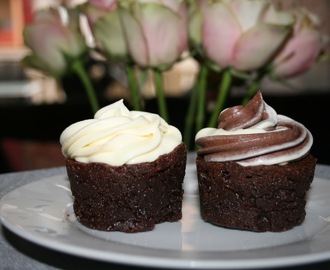 Brownie cupcake med hvit og brun sjokolade topping