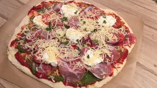 Italiensk steinbakt pizza
