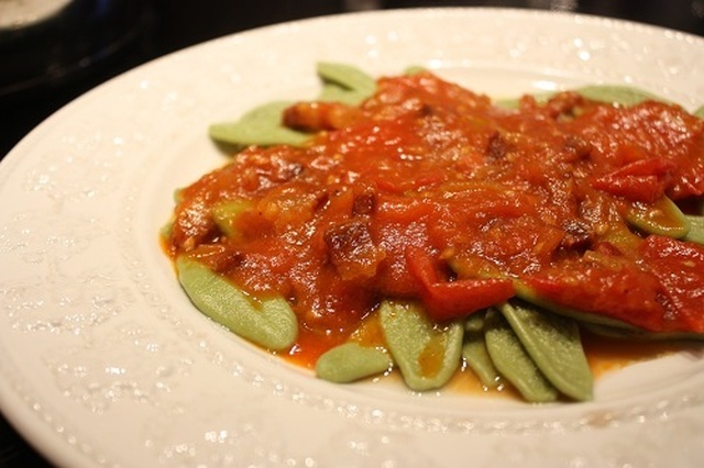 Spinatpasta med tomatsaus med pancetta