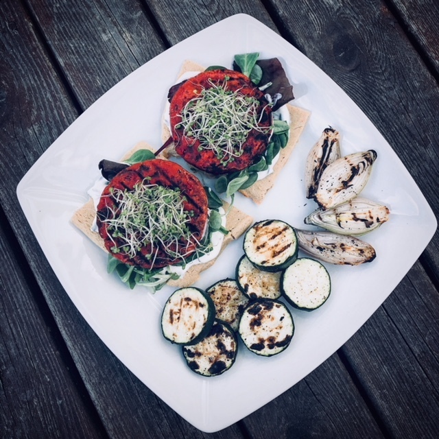 Vegetarburger på grillen