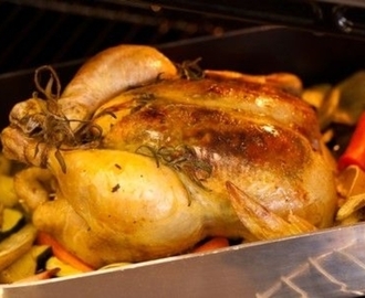Helstekt kylling med ovnsbakte grønnsaker