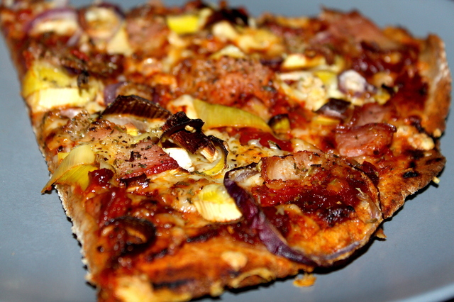 Pizza med bacon, purre og rødløk