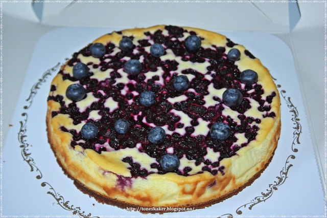 Baked blueberry cheesecake
