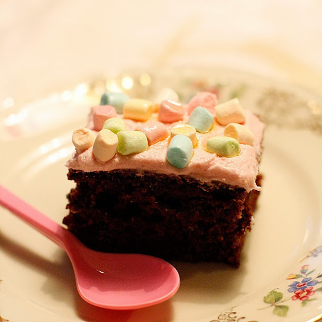 Sjokoladeskuffkake uten egg med rosa glasurtopping