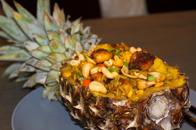 Pineapple Fried Rice med karrimarinerte scampi