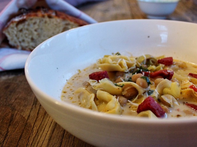 Suppe med tortellini, kikerter og artisjokk