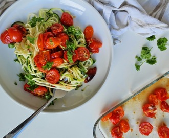 Squash-spagetti med ovnsbakte tomater og hvitløk