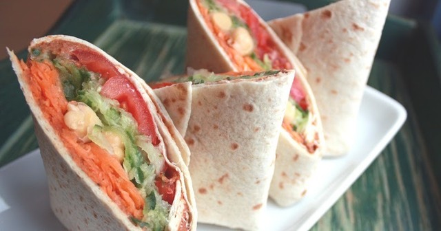 Vegansk lunch: Wrap med grønnsaker og hummus
