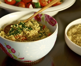 Quinoa med spinat og tomat